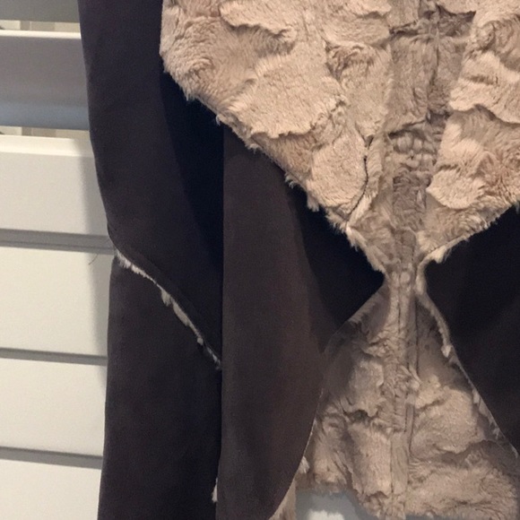 Faux Leather Sherpa Vest - Picture 2 of 4